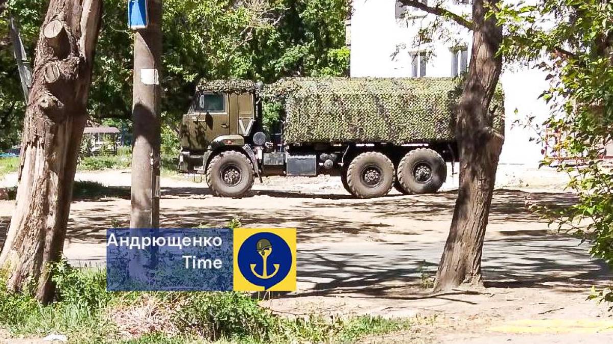 З Бердянська окупанти виводять техніку: перекидають її за Маріуполь