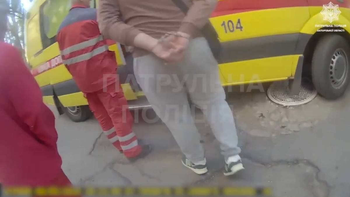 У Запоріжжі чоловік погрожував вистрибнути з балкона п’ятого поверху – відео