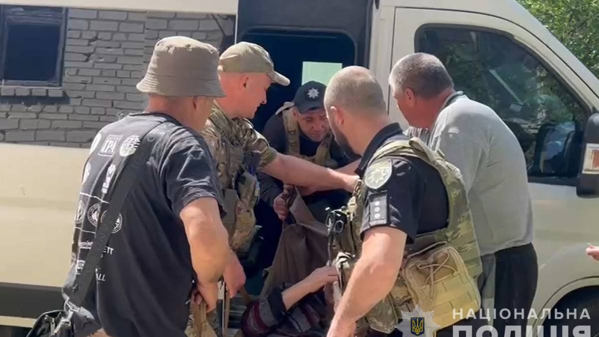 Поліцейські евакуювали зі Степногірська літню пару з домашніми улюбленцями (ВІДЕО)