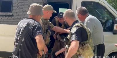 Поліцейські евакуювали зі Степногірська літню пару з домашніми улюбленцями (ВІДЕО)