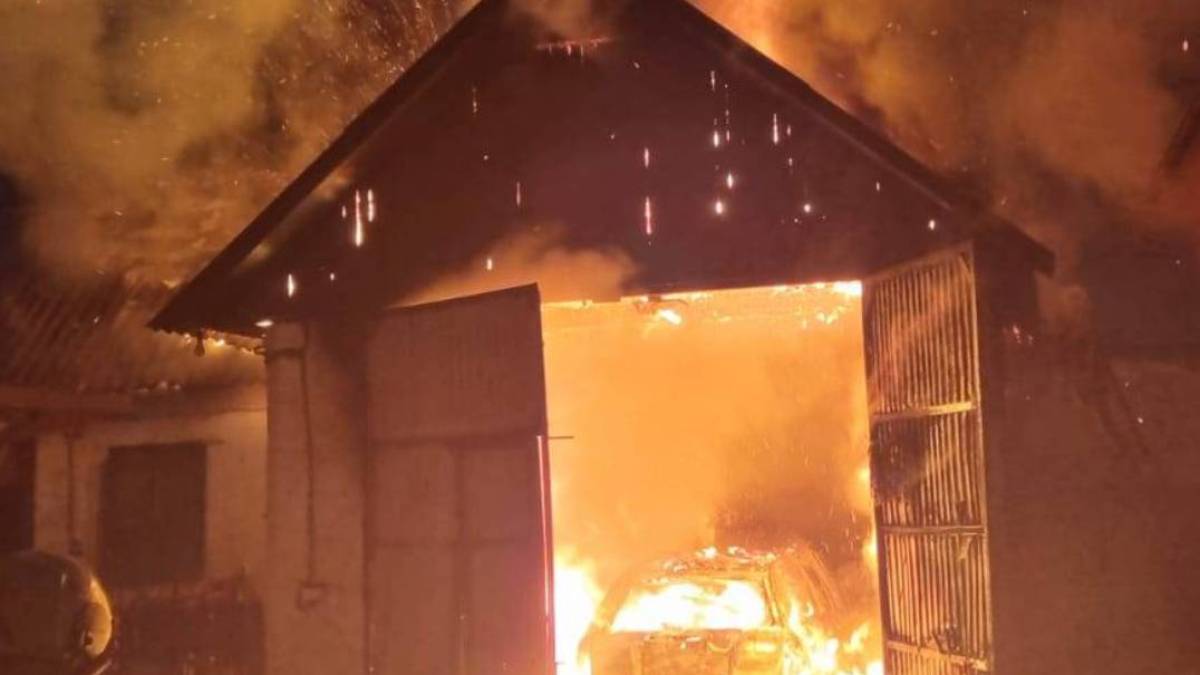 На Запоріжжі згорів гараж разом із автомобілем