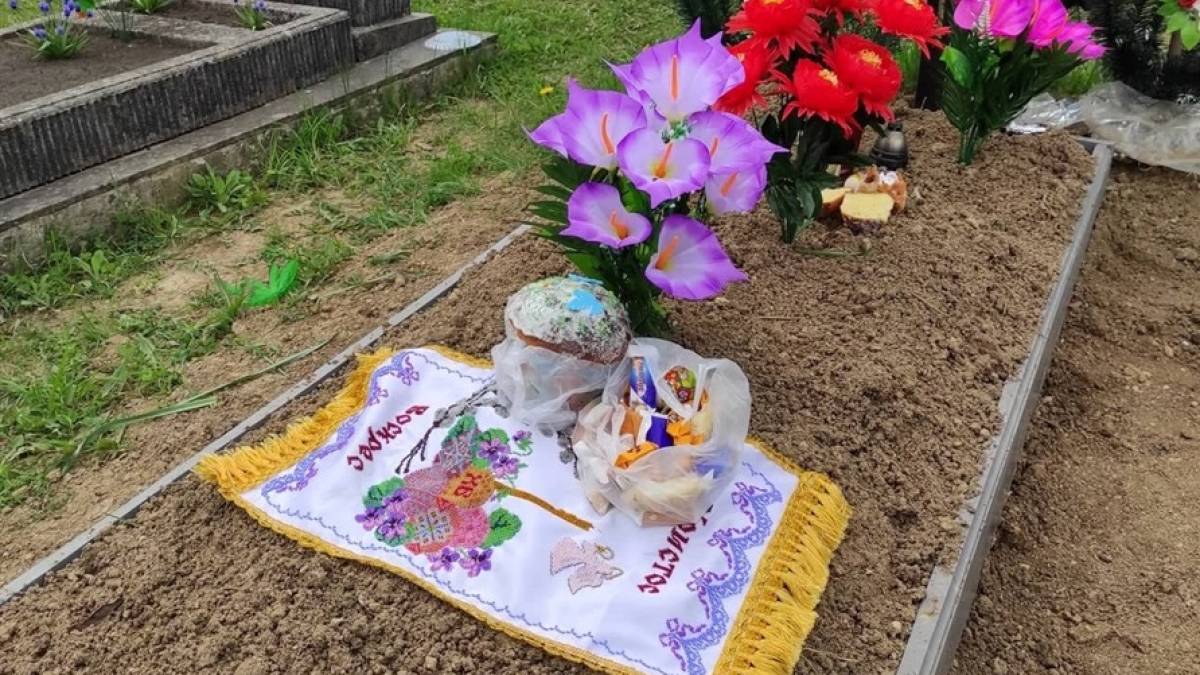 Поминальні традиції: на могилах залишають їжу – чи можна це робити і чи є в цьому сенс