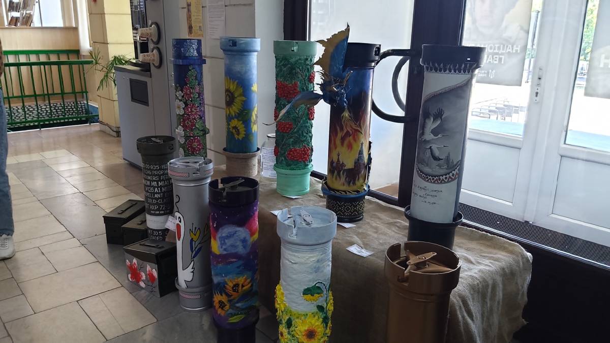 Мистикині квітами затуляють нас від війни