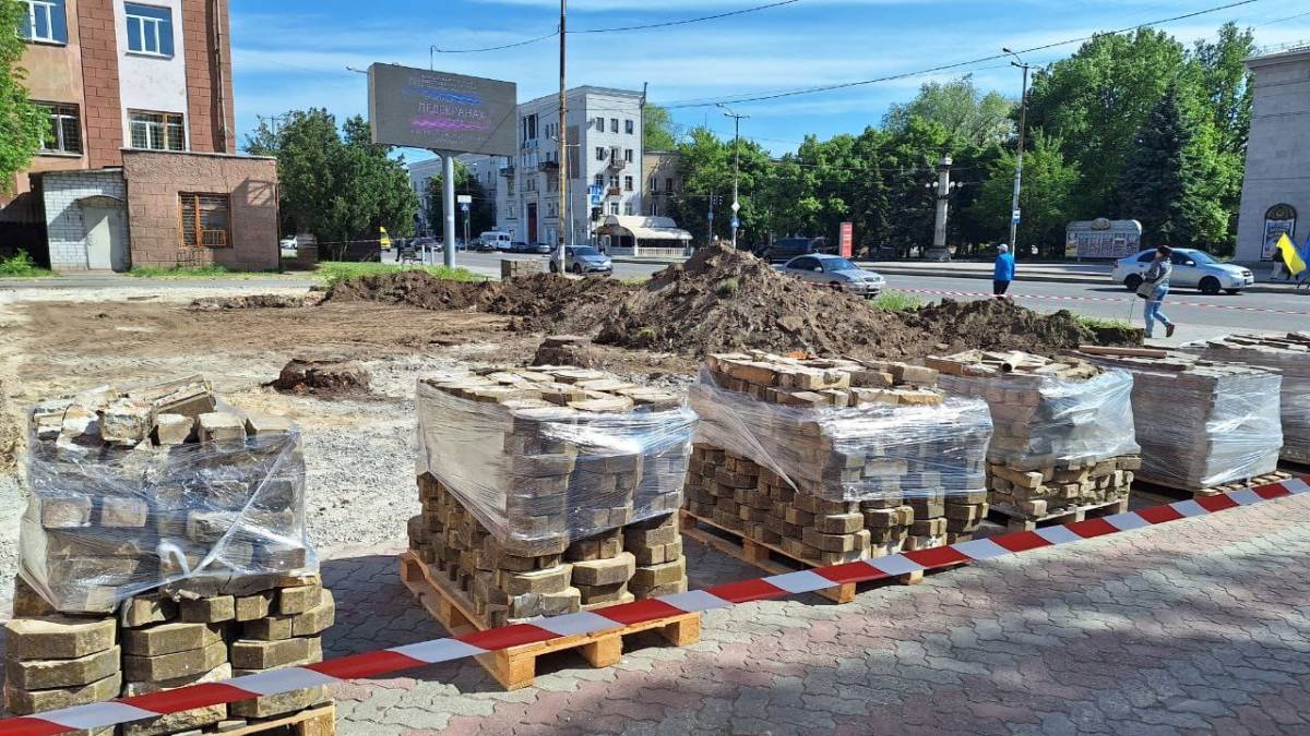 На центральному проспекті Запоріжжя невідомі почали будувати стоянку – фото