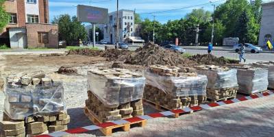 На центральному проспекті Запоріжжя невідомі почали будувати стоянку – фото