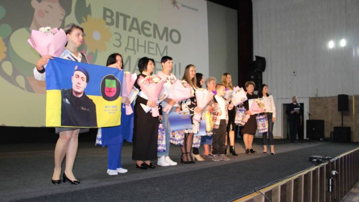 Запоріжанок привітали з Днем матері