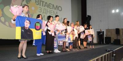 Запоріжанок привітали з Днем матері