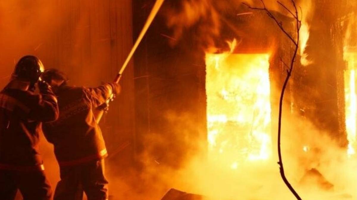 У Запоріжжі горів будинок: 4 людей потрапили в лікарню