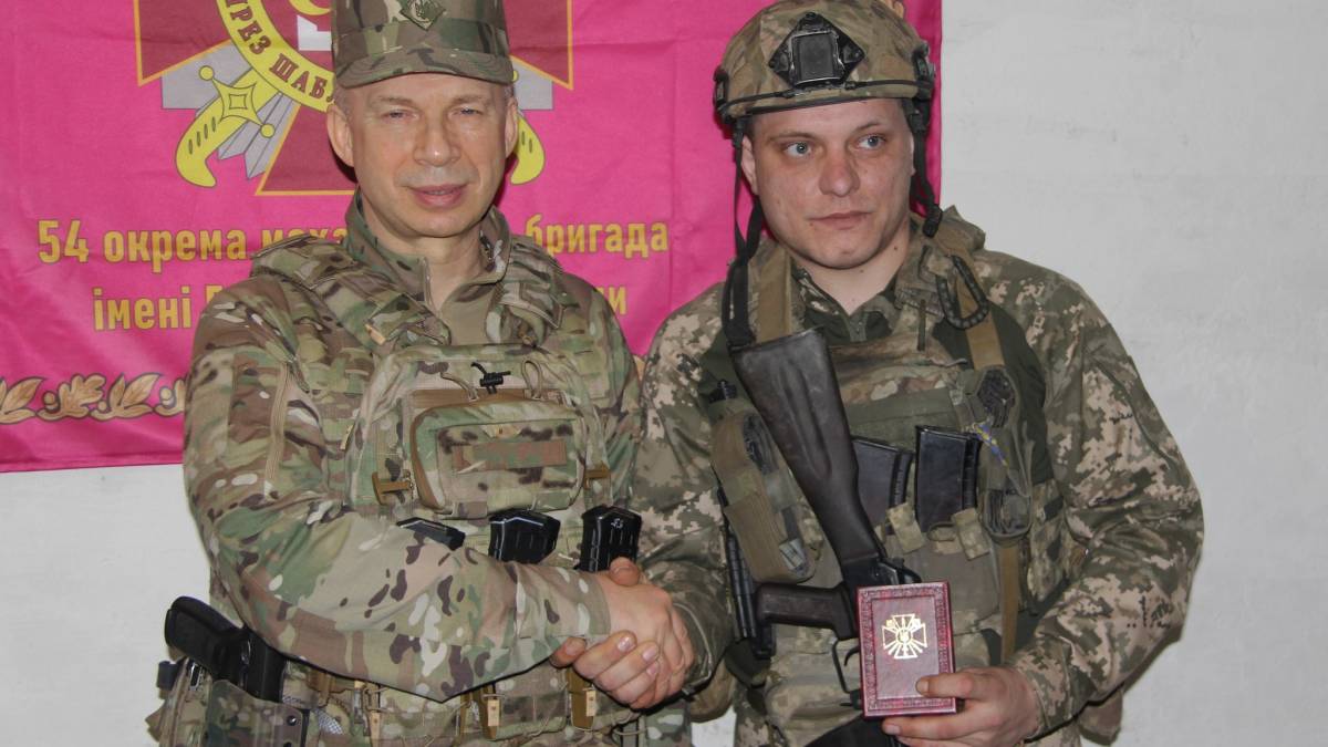 Головнокомандувач ЗСУ Олександр Сирський нагородив захисника з Запоріжжя