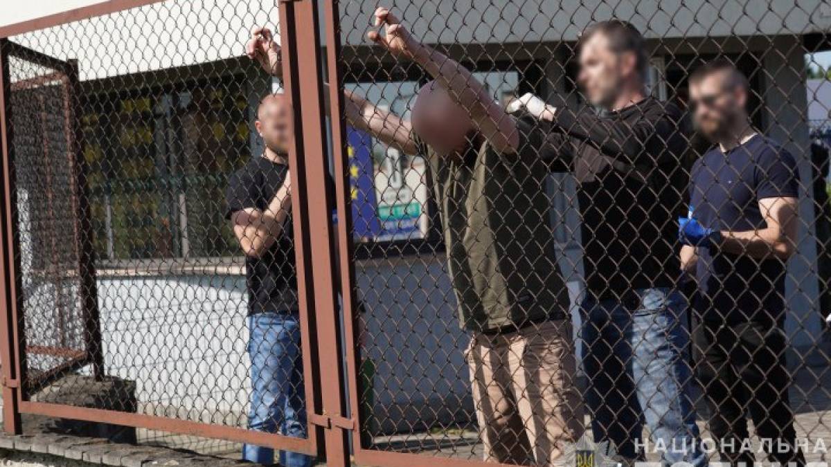 Україна екстрадувала до Чехії 6 учасників міжнародного шахрайського call-центру