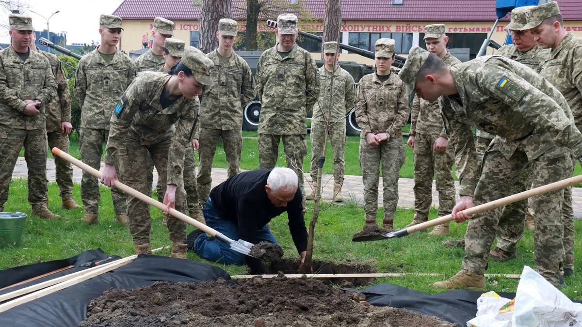 Нащадок запорізького дуба буде рости у Львові