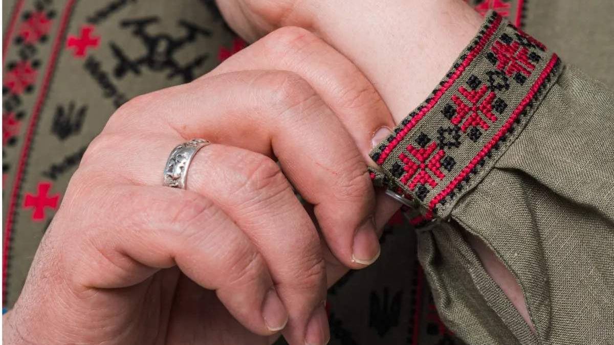 У Києві презентують сучасну вишиванку з орнаментом дронів