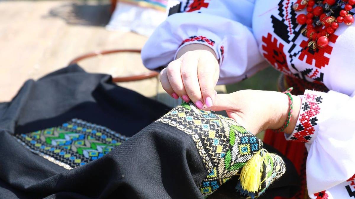 У Запоріжжі створили вишиванку-оберіг для  захисників  на  передовій