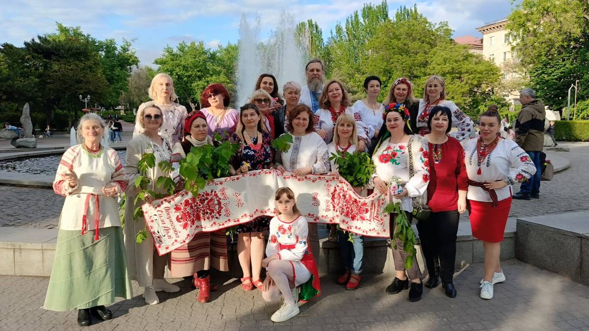До Дня вишиванки Запорізькі Берегині почали творити квітуче дерево біля фонтану Життя
