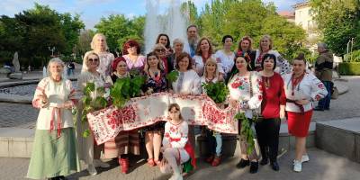 До Дня вишиванки Запорізькі Берегині почали творити квітуче дерево біля фонтану Життя
