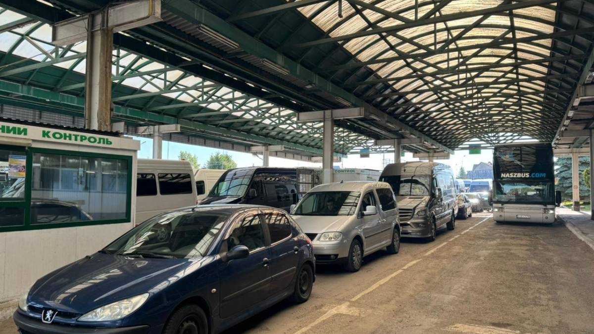 У чергах на кордоні з Польщею – майже 850 автівок: прикордонники назвали причину