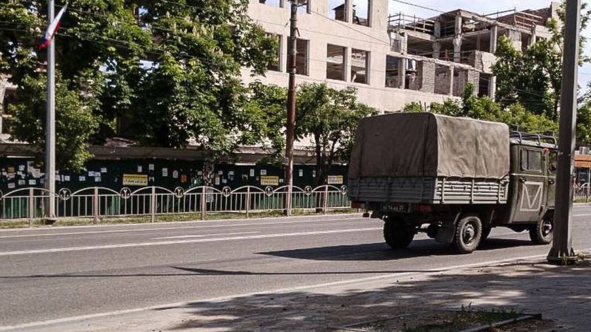З Бердянська через Маріуполь ворог переганяє вантажівки з піхотою, а назад — порожні тягачі