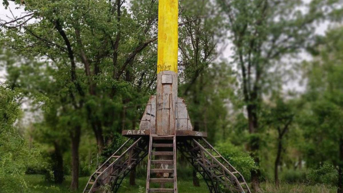 В окупованому селищі Веселе патріоти розфарбували ракету у жовтоблакить