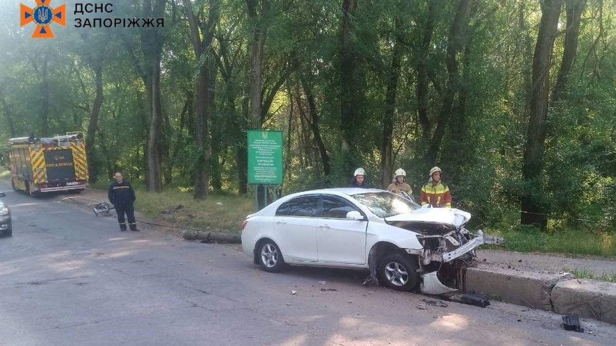 У Запоріжжі легкове авто врізалося у стовп, є травмований