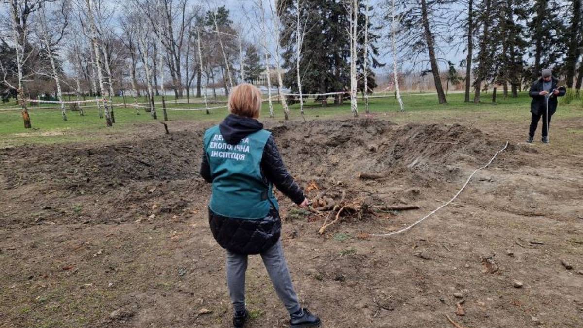 У Запоріжжі  продовжують обстежувати забруднені внаслідок російських обстрілів території
