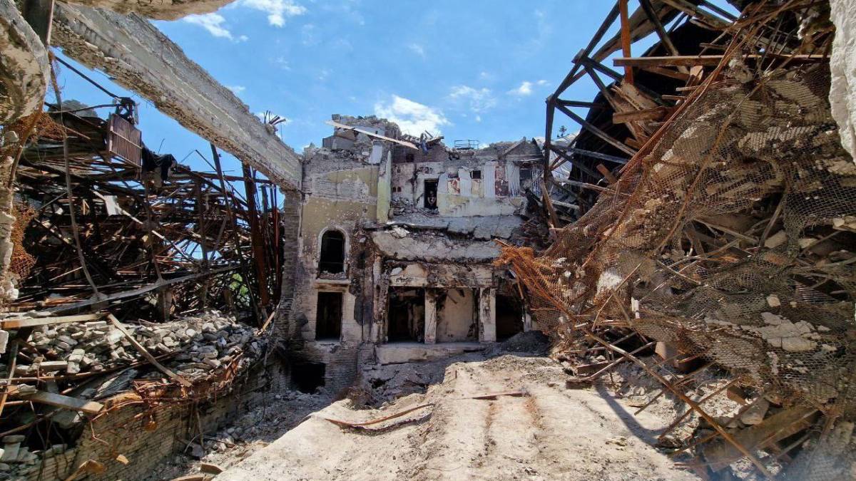 Окупанти реставрують Маріупольський театр, де вбили сотні людей, щоб зробити його “кращим”,