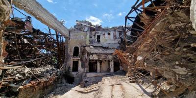 Окупанти реставрують Маріупольський театр, де вбили сотні людей, щоб зробити його “кращим”,