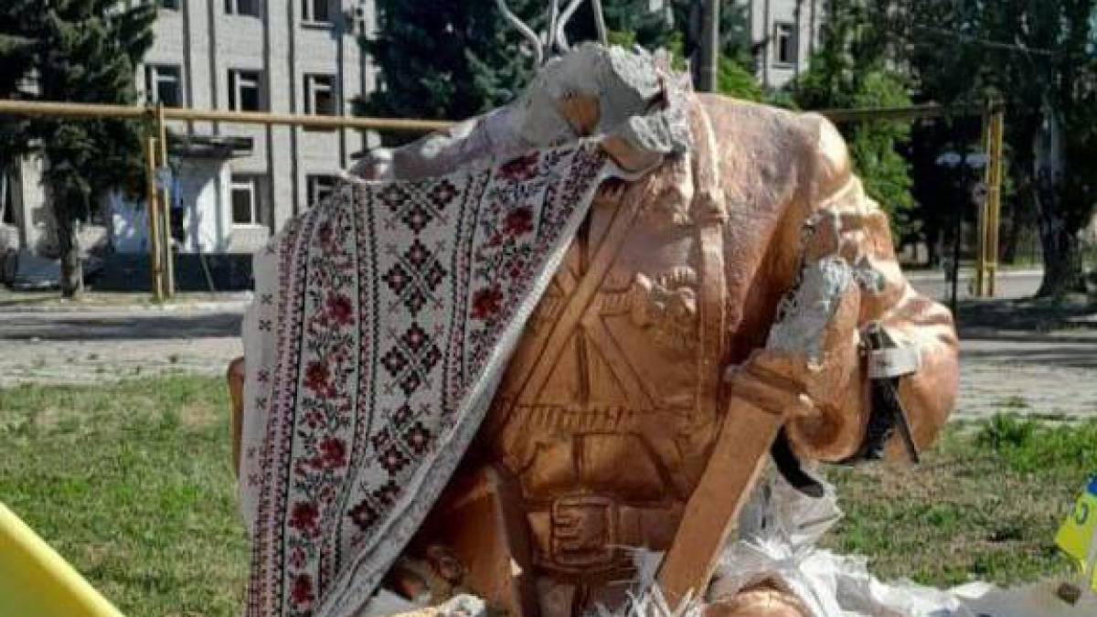 В Гуляйполі окупанти знищили пам’ятник Нестору Махну