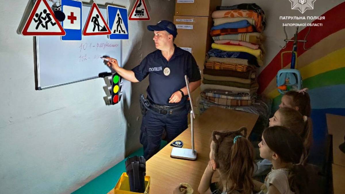 Патрульні навчають школярів правилам дорожнього руху навіть під час війни