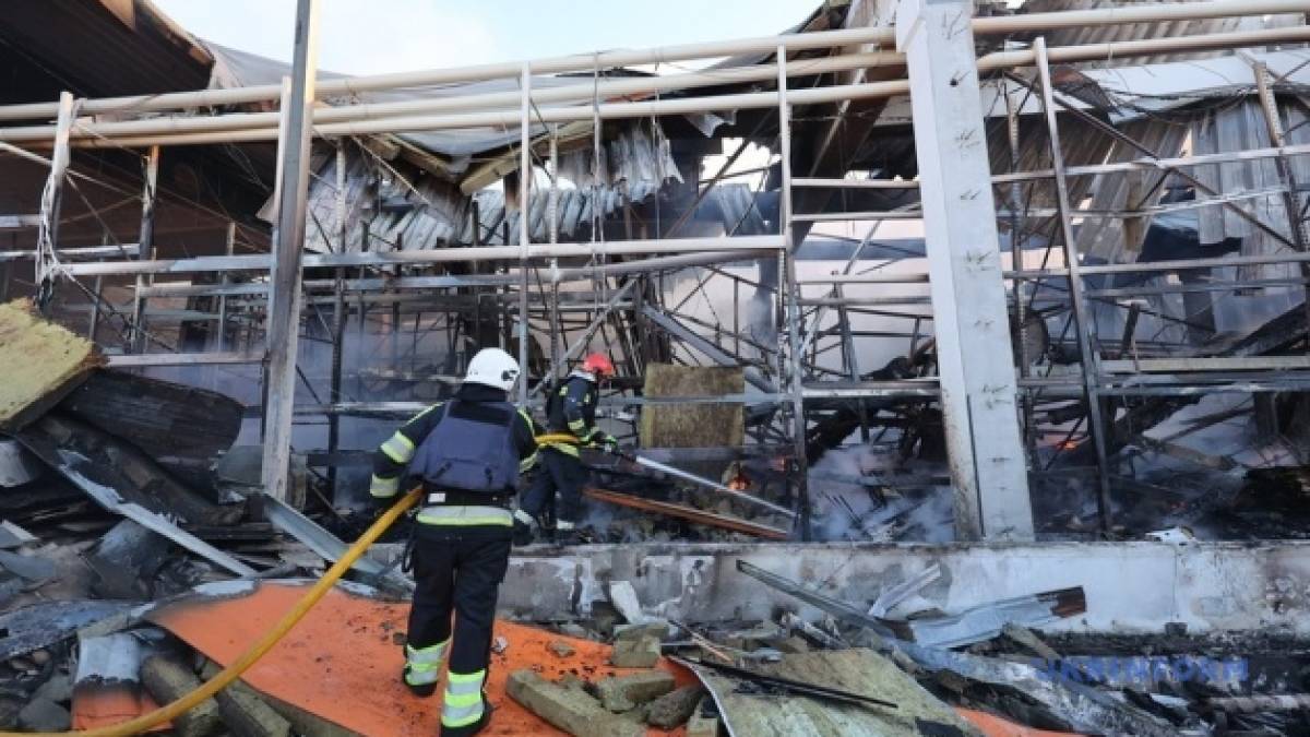 Кількість жертв удару по «Епіцентру» в Харкові знову зросла — дані оновлюються…