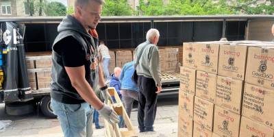 Переселенці з Енергодару отримали від міжнародних партнерів великий гуманітарний вантаж
