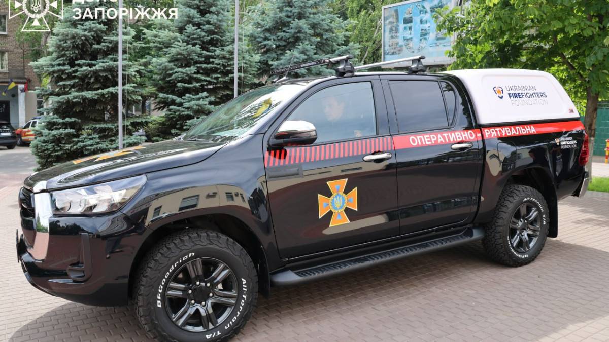 Запорізькі рятувальники отримали новий пікап для допомоги в прифронтових районах