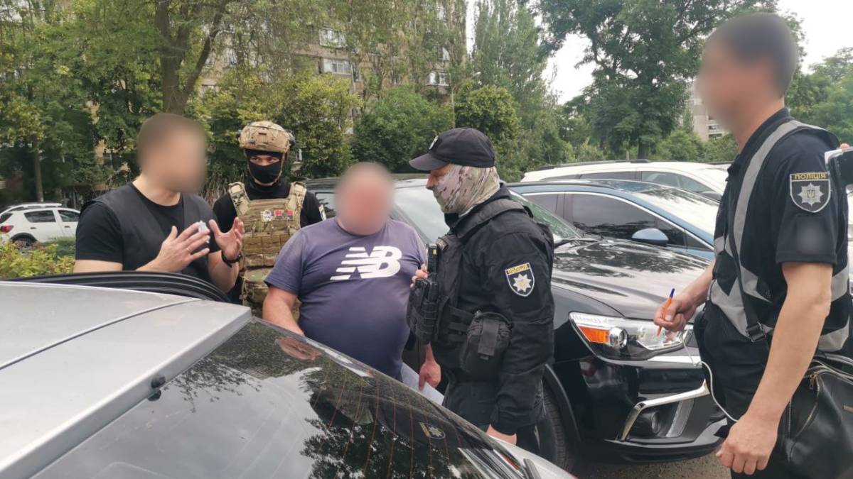Мешканець Запоріжжя торгував водійськими посвідченнями