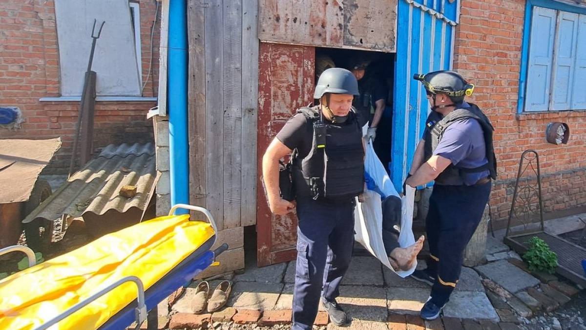 На Запоріжжі медики ДСНС евакуювали із зони обстрілу травмованого чоловіка