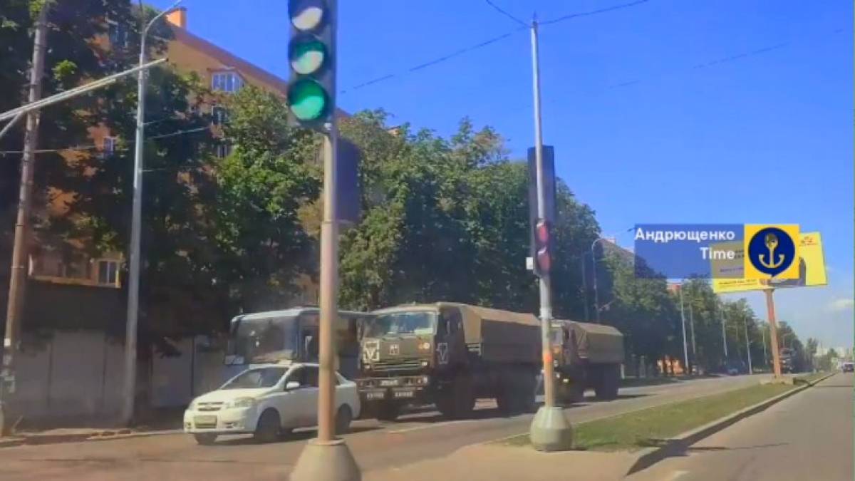 На Бердянськ рашисти відправили з Маріуполя техніку, призначену для бойових дій в Африці