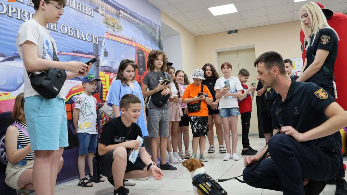 Пес Патрон завітав до запорізької малечі