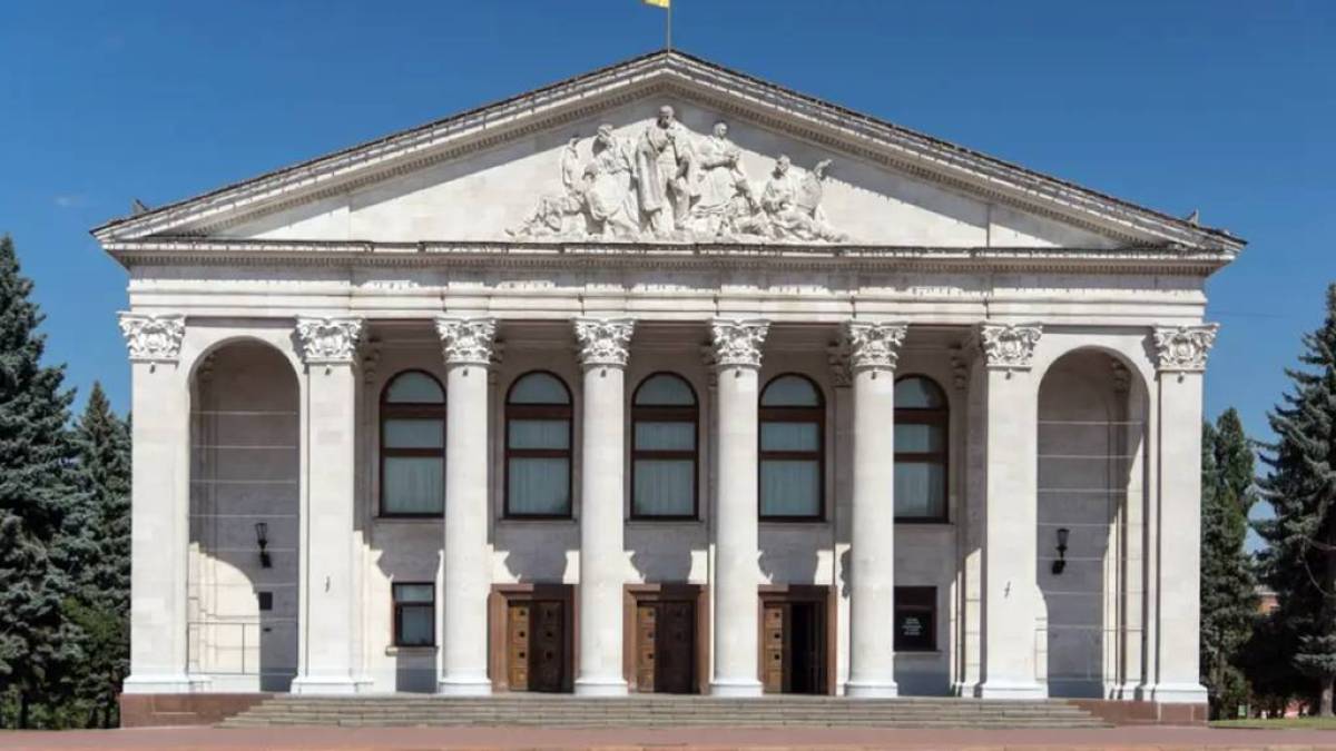 Багатостраждальний чернігівський театр призупинив діяльність через мобілізацію