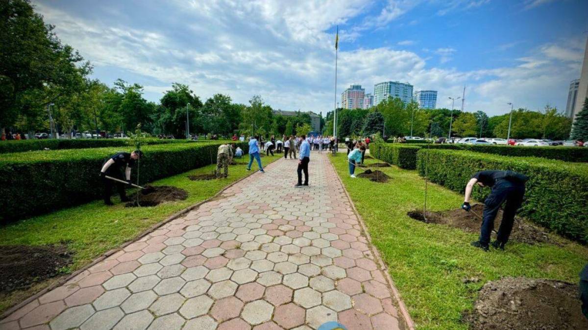 В Одесі у пам’ять про вбитих росією дітей висадили алею сакур