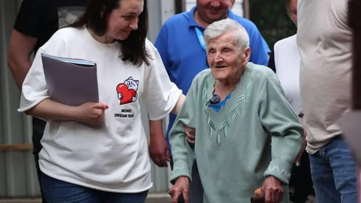 Майже сторічній донеччанці, що пішки вийшла з окупації, купили будинок