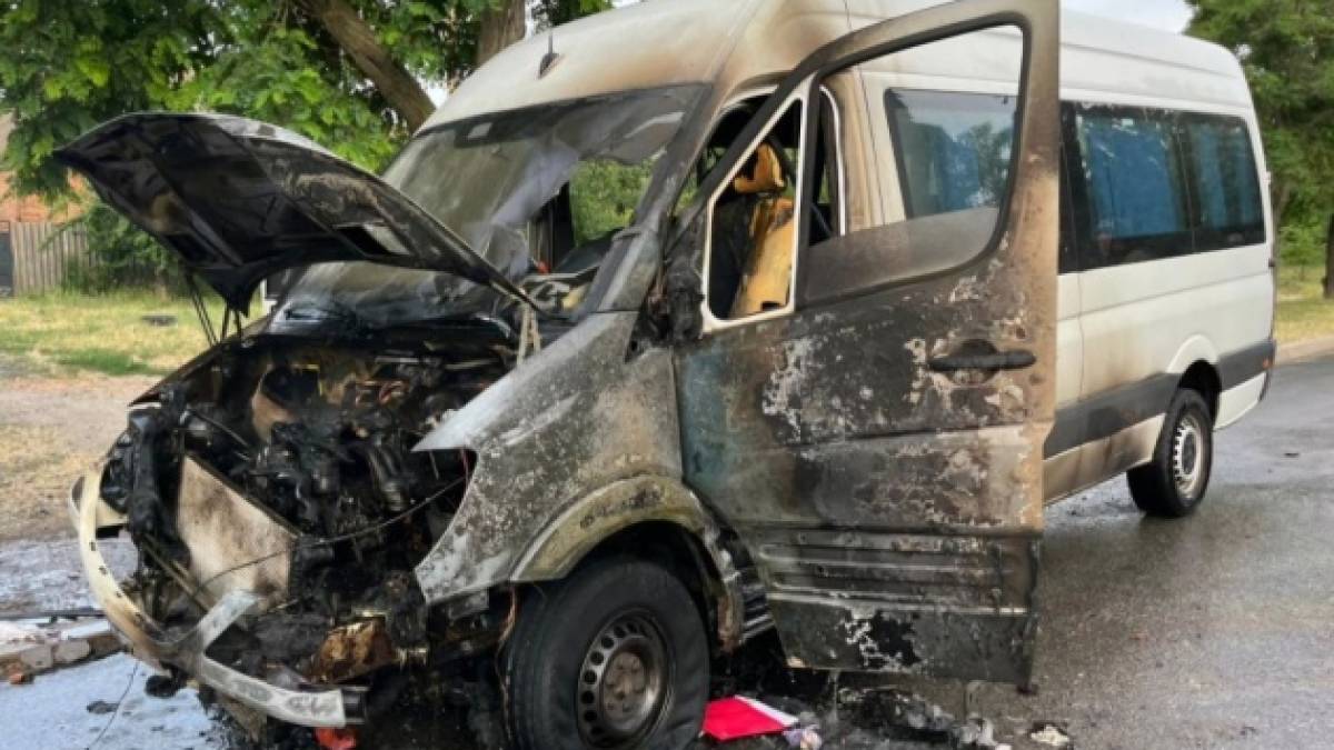 Ворожий безпілотник поцілив у рейсовий автобус на Нікопольщині, четверо постраждалих