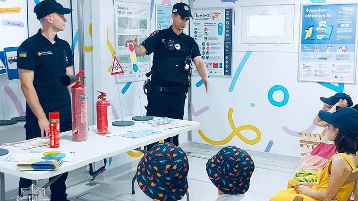 Патрульные и спасатели Запорожья подарили детям незабываемый день