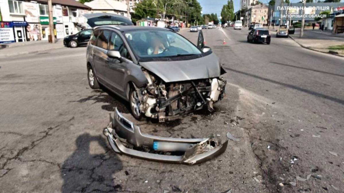 В Запорожье на перекрестке столкнулись два авто – фото