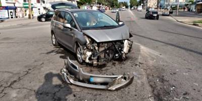 В Запорожье на перекрестке столкнулись два авто – фото