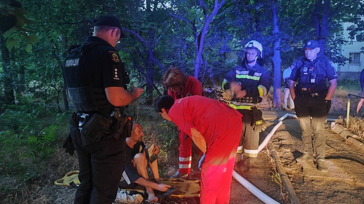 В Запорожье во время пожара спасли мужчину
