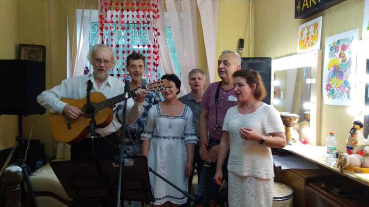 Співали на честь Окуджави та збирали кошти на допомогу пораненим