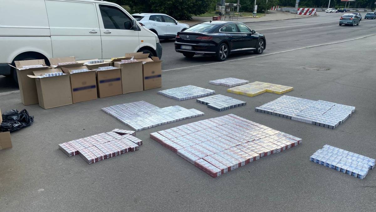 В Запорожье водитель перевозил 7,7 тысяч пачек сигарет без акциза
