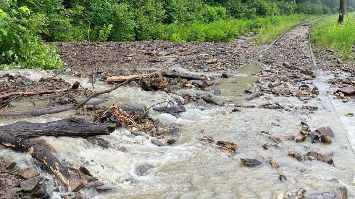 На Закарпатті селевий потік зійшов на залізничну колію