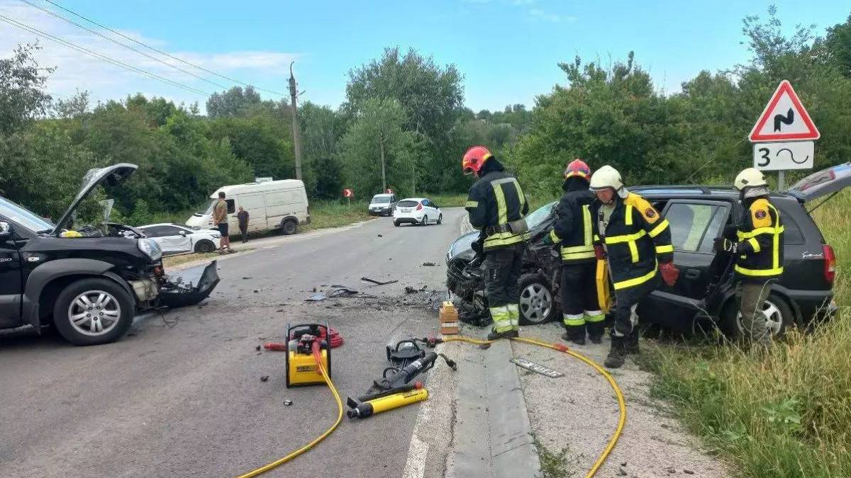 Рятувальники деблокували тіло водія після смертельної аварії