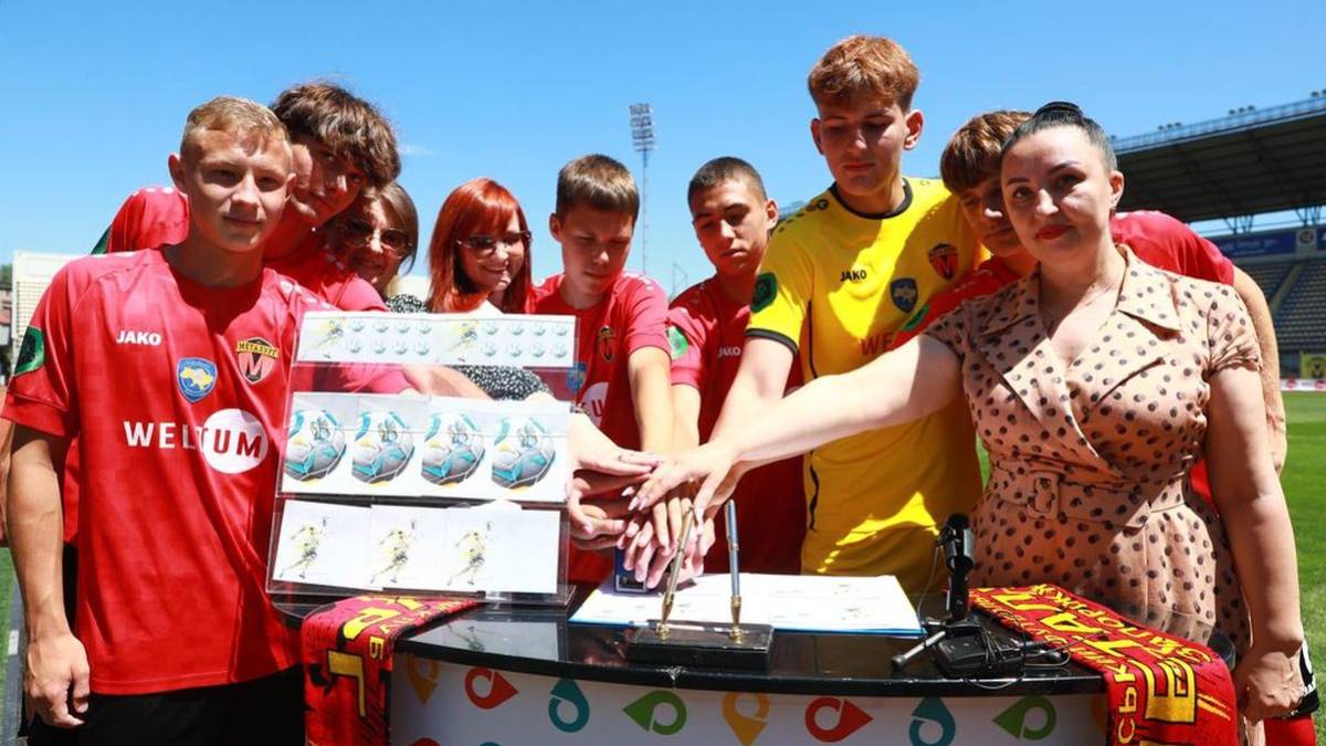 У Запоріжжі презентували марку, присвячену футболу — вона вже стала рідкістю
