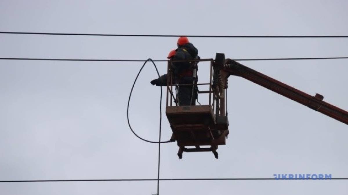 У семи областях знеструмлення через бойові дії та технологічні причини — Міненерго