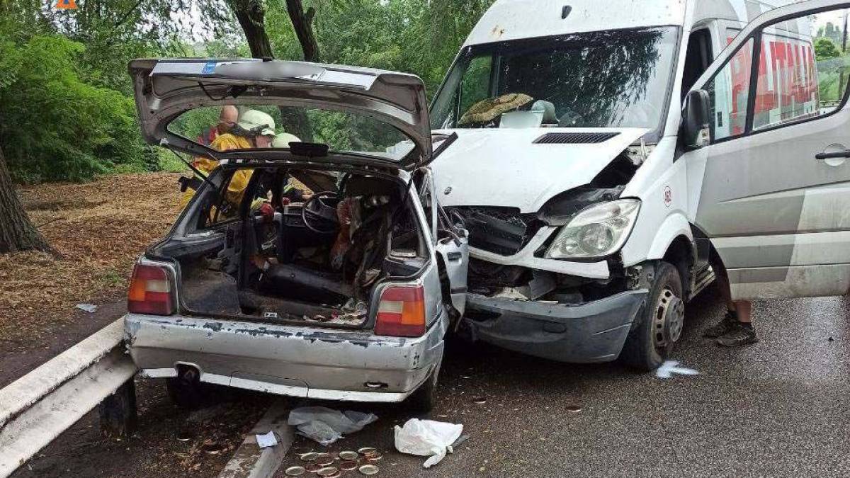 У Запоріжжі рятувальники деблокували водіїв із понівечених автівок